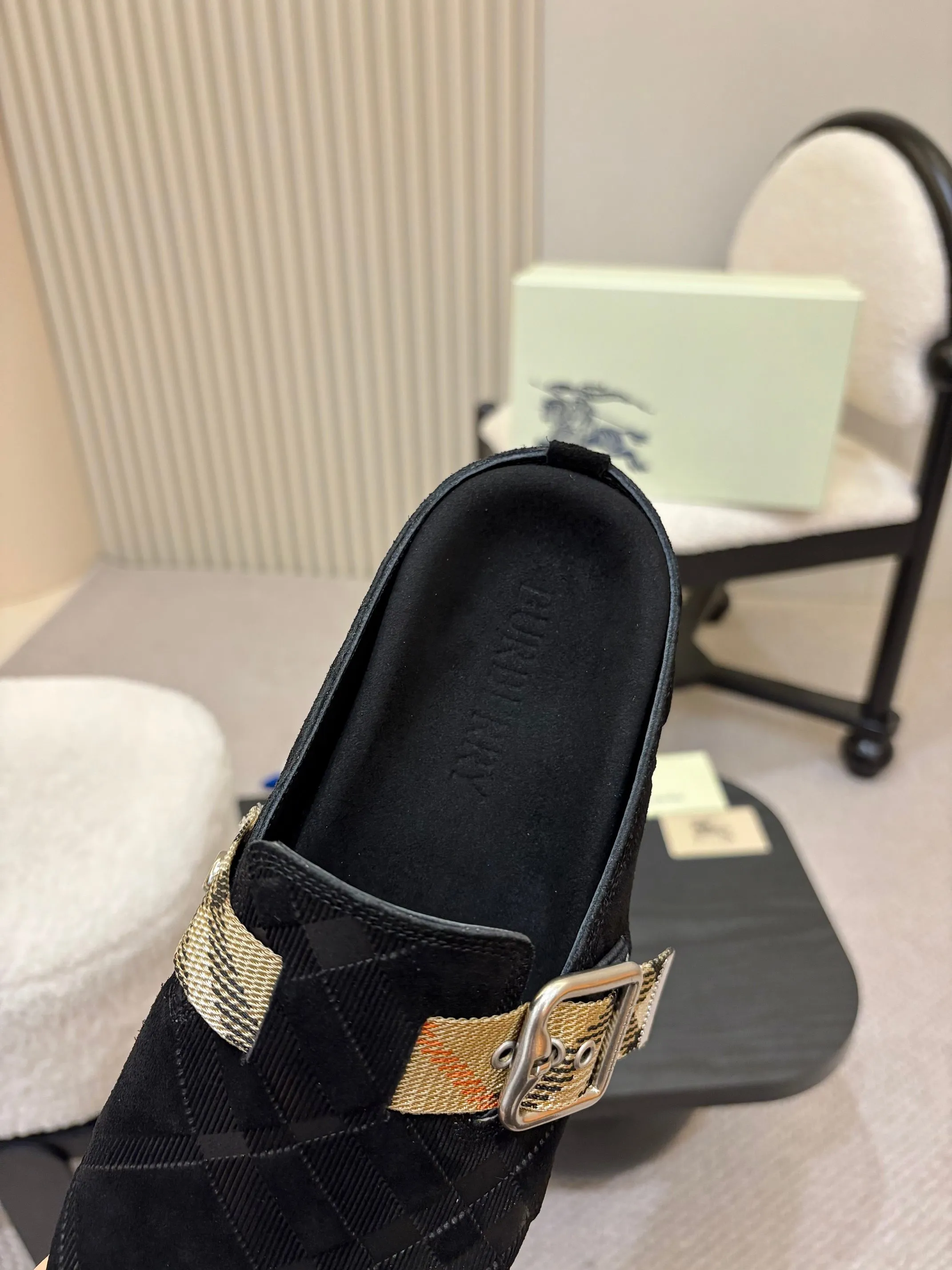 Men's Men's Shoes💰580 Burberry2025's hot-selling Birkenstock slippers are released, made of soft suede fabric and refined in Italian workshops. Featuring an embossed plaid pattern and an embossed sole embellished with the archive brand's logo. Features an adjustable B-shaped buckle strap and is embellished with the signature sand-colored Burberry check in jacquard worsted.   ✅Fabric: suede ✅Lining: silk cowhide ✅Outsole: TPU ✅Color: black, brown, pink, apricot 4 colors available ✅Code number: 35-45 for men and women (35, 45 customized)